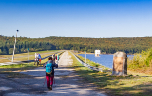 Barrage de Laprade-Basse et sa stèle d'inauguration 