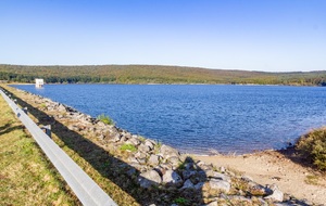 Le lac sous le barrage