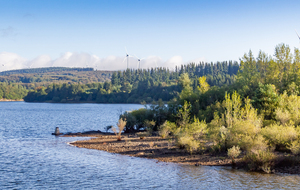 Bords du lac et éoliennes