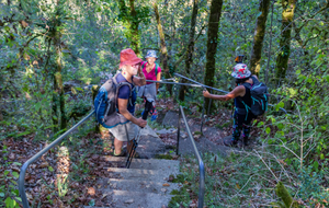 Descente des marches d’escalier pour arriver à Notre Dame de Livron.