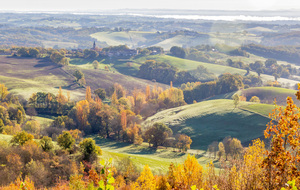 Vue de la Gaché, le clocher de l'église de Sainte Martianne et au loin la vallée du Tarn embrumée