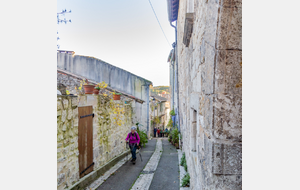 Montcuq, haut de la rue Droite