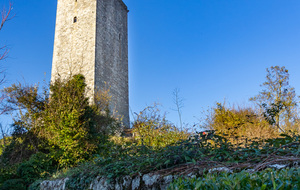 Montcuq, rue du Tour de la Vieille ville  au pied de la Tour Comtale