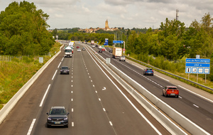 Autoroute des deux mers et l'église Notre Dame des Miracles d'Avignonet-Lauragais
