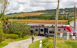 Randonneurs laissant passer le TER sur la ligne Toulouse Narbonne