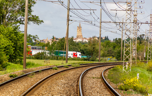  Ligne ferroviaire Toulouse Narbonne et le clocher de l'église Notre Dame des Miracles d'Avignonet-Lauragais 
