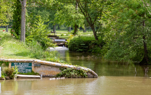 Bords du Canal du Midi au niveau de la ligne de partage des eaux. 