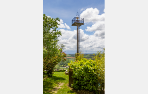 Phare de l'Aéropostale et le Lauragais en arrière plan