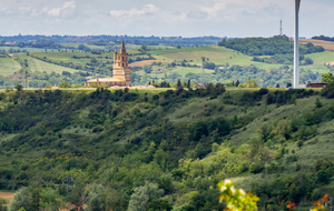 Clocher d'Avignonet  et éolienne