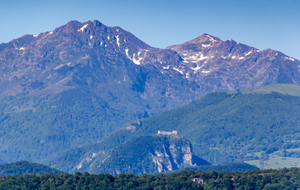 De gauche à Droite : Pic de Soularac et Pic de Saint Barthélémy, Pog de Montségur au 1er plan