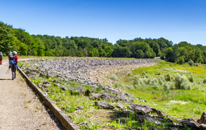 Lac de Montbel: 1er barrage et base de loisirs  la Régate 