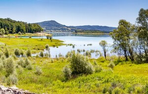 Lac de Montbel: vu du 1er barrage et base de loisirs  la Régate 