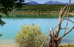 Lac de Montbel: vu après le 1er barrage rive Nord , vue sur le Massif de Tabe