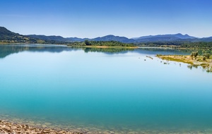 Lac de Montbel:  vue du grand barrage, rive Nord 