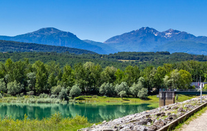 Lac de Montbel: grand barrage, rive Nord, Massif de Tabe