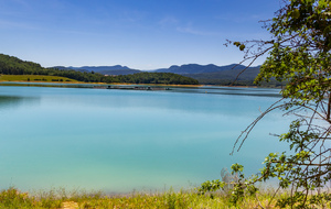 Lac de Montbel:  rive Nord,  Serre de Pourtel, ferme aquacole