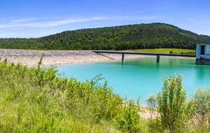 Lac de Montbel: barrage avec sa centrale électrique