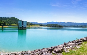 Lac de Montbel: barrage avec sa centrale électrique