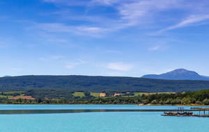 Lac de Montbel: rive Est, bois du Soula, aquaculture, vue sur la Frau et le Massif de Tabe