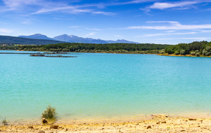 Lac de Montbel: rive Est, bois du Soula, aquaculture vue sur la Frau et le Massif de Tabe