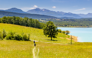 Descente de Taurine sur le lac rive Est, vue sur la Frau et le Massif de Tabe