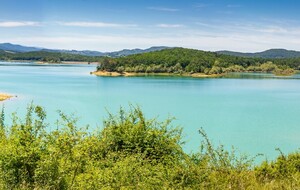 Lac de Montbel: rive Est, vue sur la rive Ouest avant le Fort