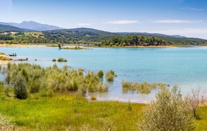 Lac de Montbel: rive Est, Montbel d'en Bas vue vers l'Ouest.
A gauche la Frau et le Massif de Tabe