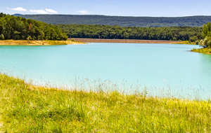 Lac de Montbel: rive Est après Montbel le Bas, vue sur le barrage Sud