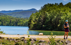 Lac de Montbel: rive Est après les Clavels, barrage Est, vue sur la réserve ornithologique