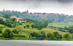 Le village avant de quitter les rives du lac