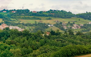 Le village et le vallon du lac vus des crêtes avant Cabanac