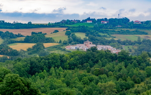 Vue sur la base de loisirs du lac sur les crêtes avant Cabanac