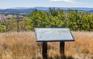 Sur le chemin de l'ancienne voie romaine; vue dans la direction sud -est vers Castres et la Montagne Noire