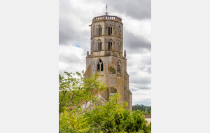 Eglise Saint Michel: clocher tour