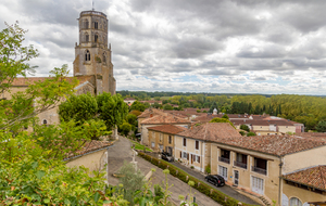 Eglise Saint Michel et le village de Mauvezin