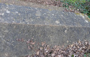 Curiosité en arrivant à Bruniquel...
Alfred de Lapalme (1839-1876), notaire, a été enterré à flanc de colline dominant la cité par son ami anglais W. Mintur. Ce dernier a fait graver sur la belle dalle de pierre l'épitaphe suivante : «This man truly was my friend». Et bizarrement, la sépulture, en ce lieu splendide, prendra le nom de Tombe de l'Anglais.