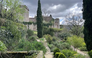 Dans les jardins du château de Bruniquel