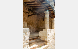 Mailhoc : le long de l'église Saint Eloi