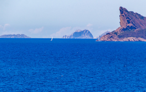 Bandol: du port Athéna vue sur le Bec de L'Aigle et les iles du Riou