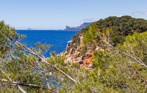 Bandol: vue sur la pointe des Engraviers, le Bec de L'Aigle et les iles du Riou au loin