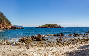 Bandol: plage des Engraviers et l'ile Rousse