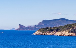Bandol:  de la pointe des Engraviers, vue sur le Bec de L'Aigle et les iles du Riou