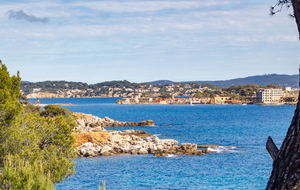Bandol: ile de Bendor vue du chemin de la douane au niveau de port Athéna