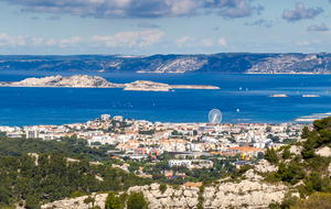 Entre le mont Luminy et le col de Morgiou vue sur les iles du Frioul avec l'ile d'If et son chateau, la grande roue du parc Borelly et la Côte Bleue en arrière plan