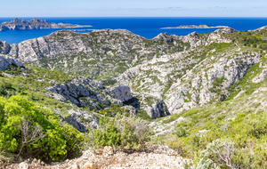 Du sentier des crêtes de Morgiou, vue sur l'ile de Riou, l'ile Plane et l'ile de Jarre. Au premier plan grotte