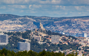Du sentier des crêtes de Morgiou, vue sur "la Bonne Mère" (Notre Dame de la Garde), le port à droite