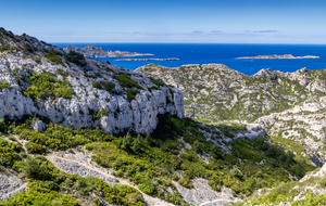 Du sentier des crêtes de Morgiou, derreière le Baou Rond (à gauche l'ile de Riou et le fond de la calanque de Sormiou