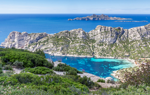 Sur le sentier des crêtes de Morgiou vue sur la Calanque de Sormiou; les ile de Riou & Plane, et le Bec de Sormiou