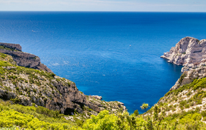 Sur le sentier des crêtes de Morgiou vue sur la calanque Longue dans la calanque de Sormiou