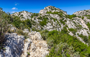 Sur le sentier des crêtes de Morgiou vue sur l'aiguille de Sormiou